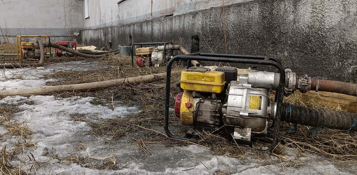 Откачка мотопомпами талой воды из подвала дома в Краснокамске