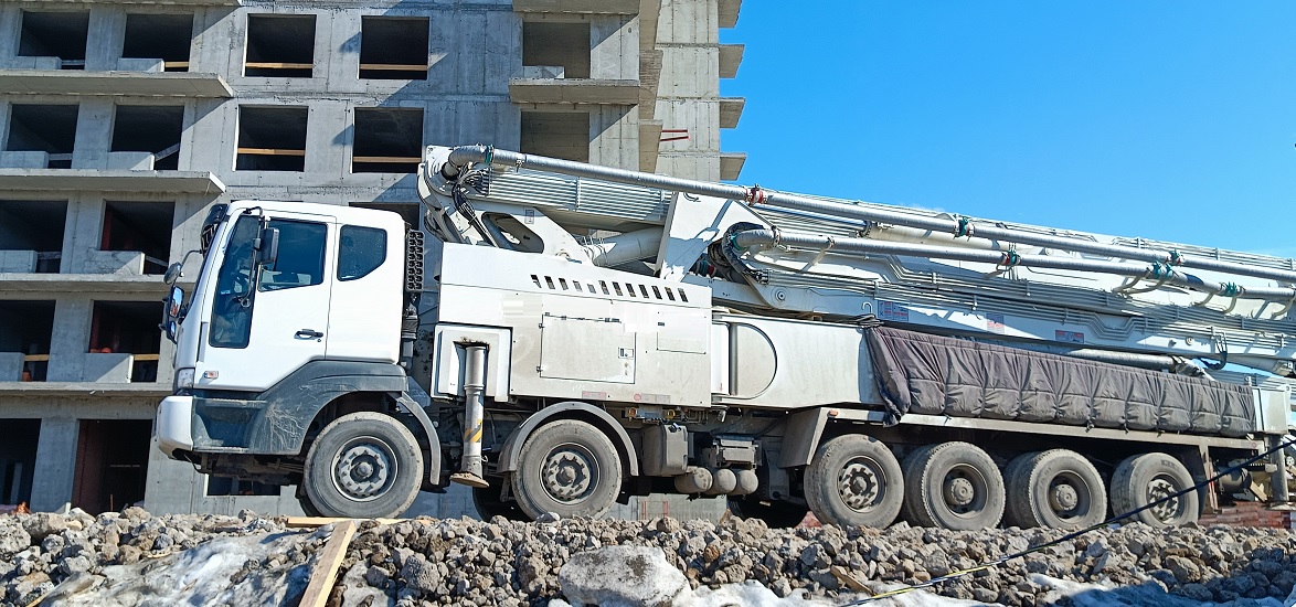 Услуги и заказ бетононасосов для заливки бетона в Добрянке