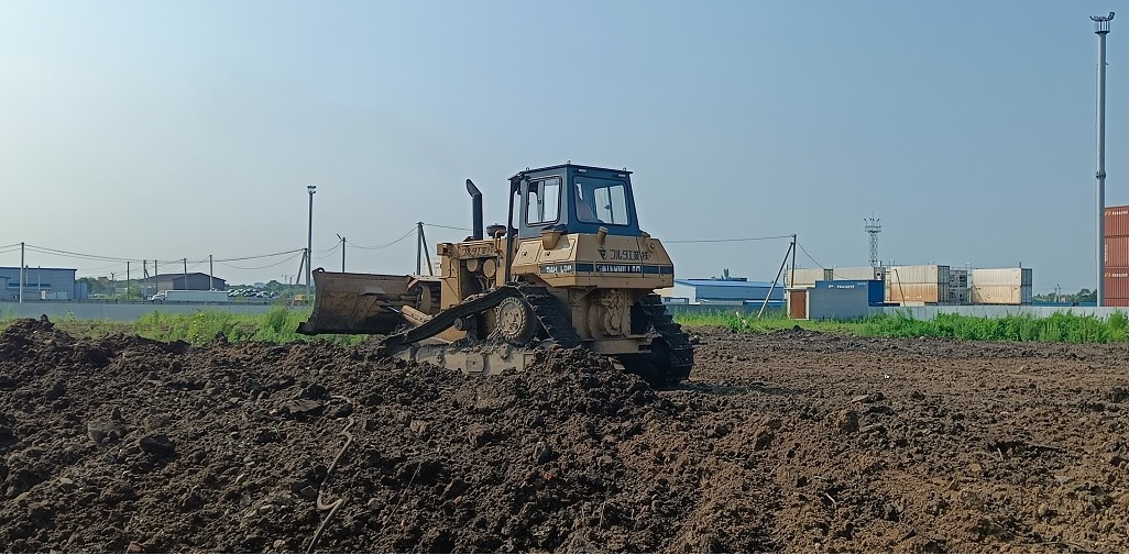 Бульдозер и экскватор роют и копают котлованы в Пермском крае