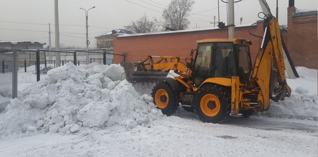 Экскаватор погрузчик для уборки снега и погрузки в самосвалы для вывоза в Горнозаводске