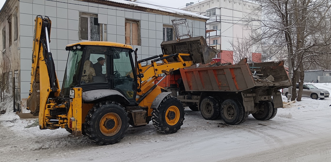 Уборка и вывоз строительного мусора, ТБО с помощью экскаватора и самосвала в Кудымкаре